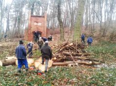 Sprzątanie niemieckiego cmentarza w Chocielewku - kaplica cmentarna