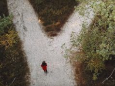 Droga przez las na plażę w Ulini