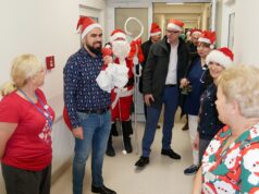Mikołajkowa radość w lęborskim szpitalu – starostowie z wizytą u najmłodszych pacjentów