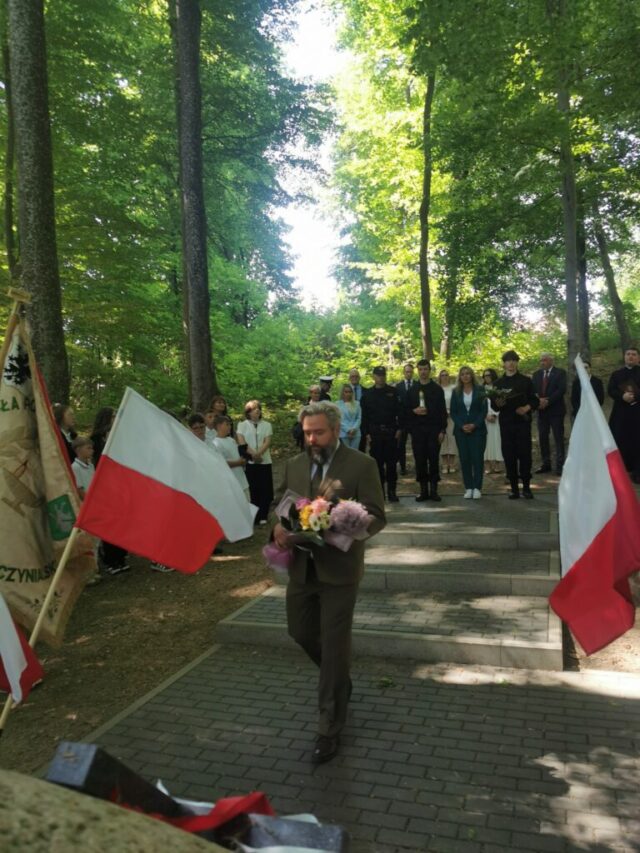 25 lat z Patronem – jubileusz Szkoły Podstawowej im. ks. Edmunda Roszczynialskiego w Cewicach.jpg 25 lat z Patronem – jubileusz Szkoły Podstawowej im. ks. Edmunda Roszczynialskiego w Cewicach