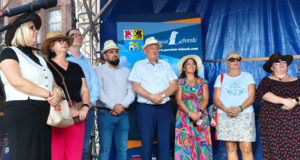 Seniorzy z Gminy Cewice na Powiatowym Pikniku Senioralnym „Słońce w kapeluszu”