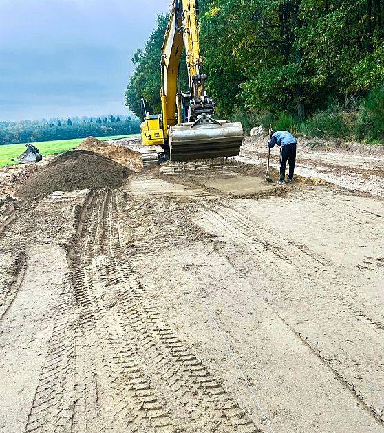 Radni wizytowali inwestycje w Czarnówku: powstaje nowa droga dojazdowa do zakładu odpadów Radni wizytowali inwestycje w Czarnówku: powstaje nowa droga dojazdowa do zakładu odpadów
