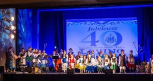 Cztery dekady tradycji: Kaszubski Zespół Pieśni i Tańca „Levino” świętował jubileusz w Lęborku Cztery dekady tradycji: Kaszubski Zespół Pieśni i Tańca „Levino” świętował jubileusz w Lęborku